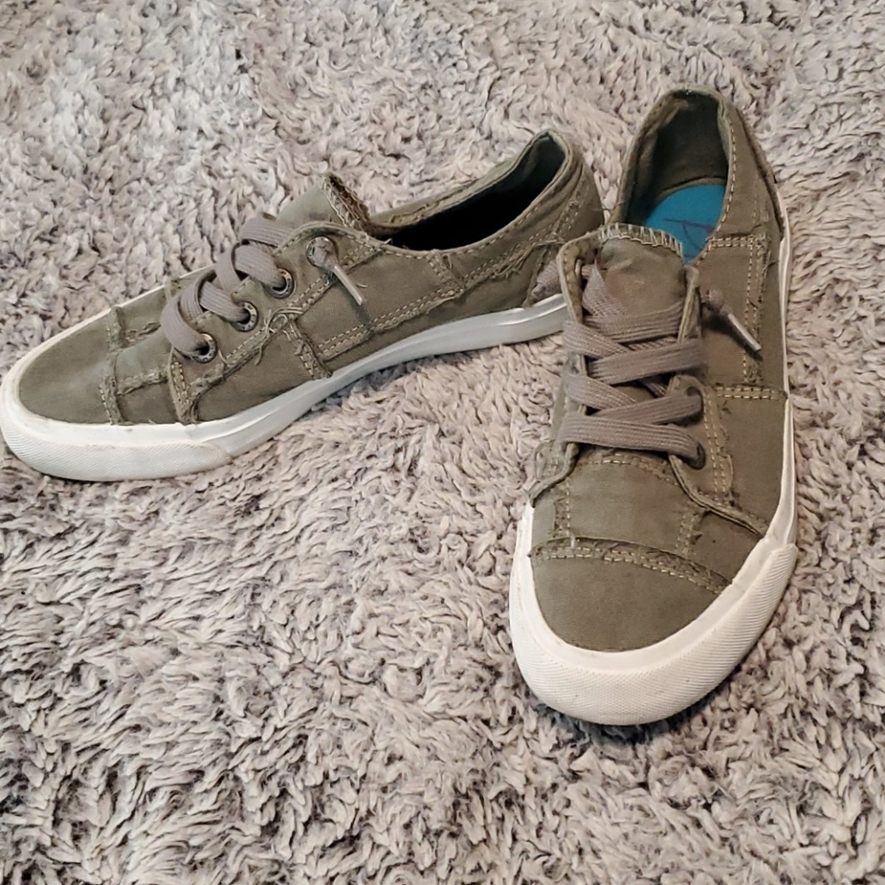 Like new canvas blowfish shoes